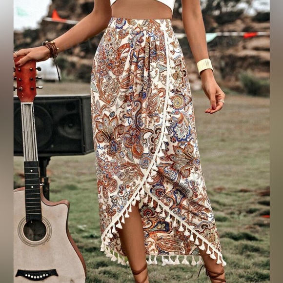 Dresses & Skirts - Paisley midi skirt